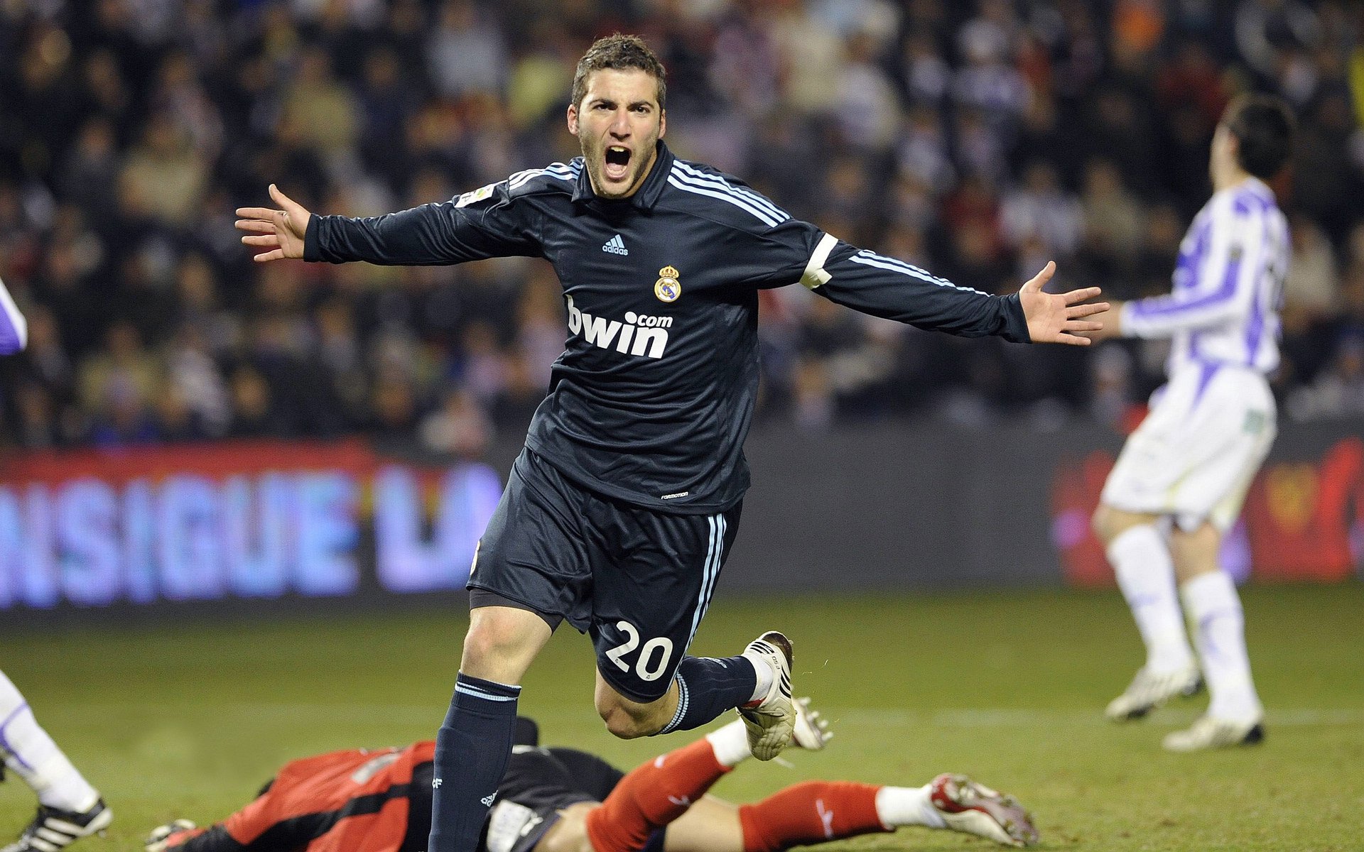 球迷狂热：疯狂应援让比赛高潮不断，球迷欢呼视频